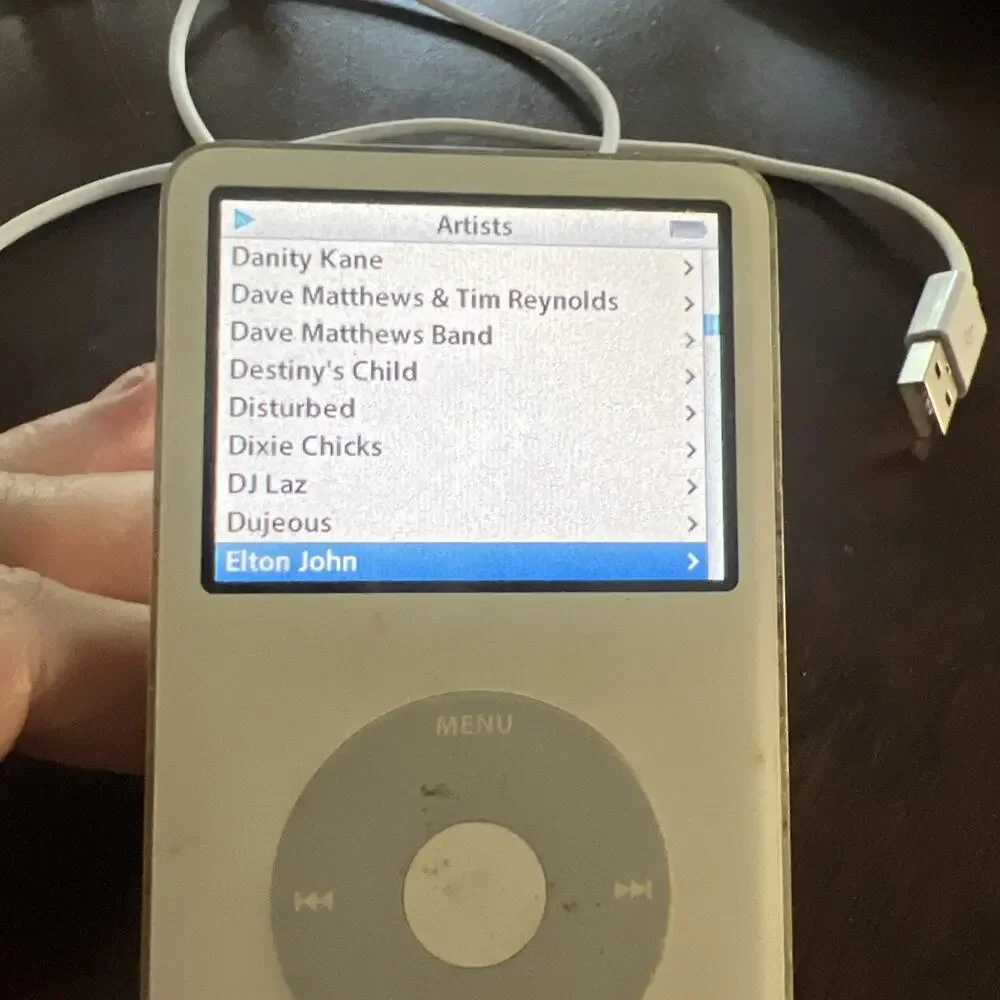 APPLE IPOD CLASSIC 5TH GEN 60GB Bundle Working Condition 496 Songs White Vintage